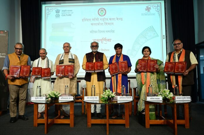आईजीएनसीए अध्यक्ष राम बहादुर राय के साथ लोग