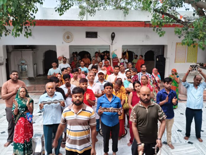 मंदिर परिसर में भक्तों की भीड़