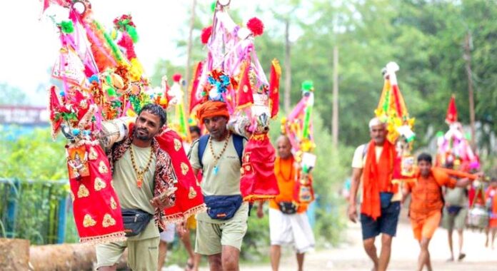 कांवड़िए गंगाजल ले जाते हुए