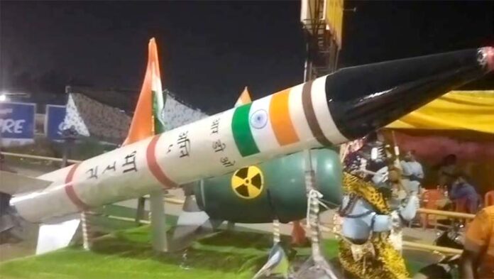 अग्नि 5 के रूप में निर्मित कांवड़ की तस्वीर अग्नि 5 के रूप में निर्मित कांवड़ की तस्वीर