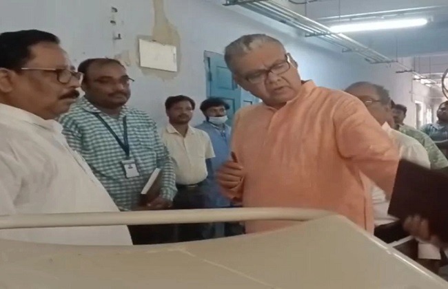 स्वास्थ्य मंत्री अस्पताल में दौरा करते हुए स्वास्थ्य मंत्री अस्पताल में दौरा करते हुए