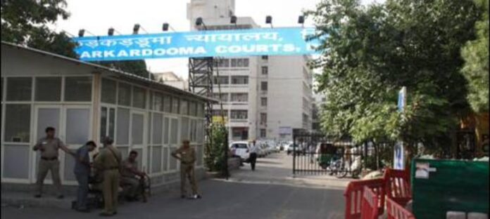 दिल्ली की कड़कड़डूमा कोर्ट में गिरफ्तारी