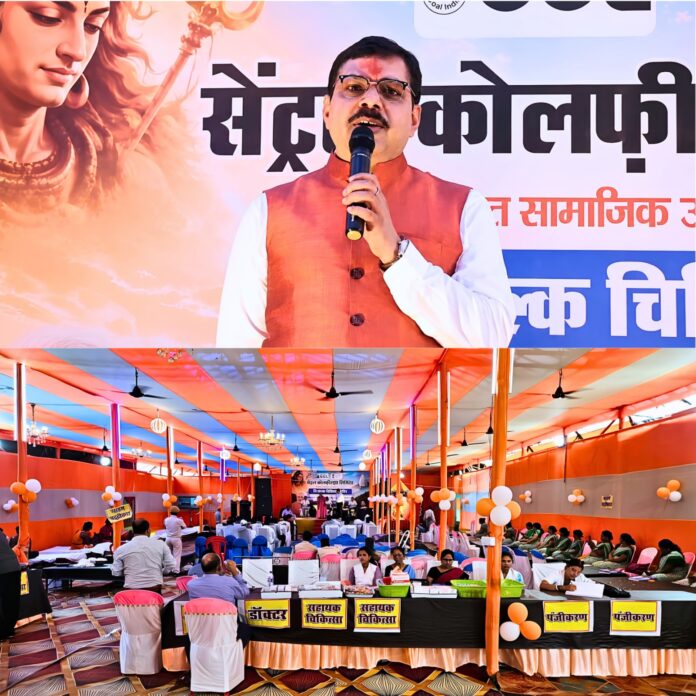 कार्यक्रम में मौजूद अतिथियों की तस्वीर
