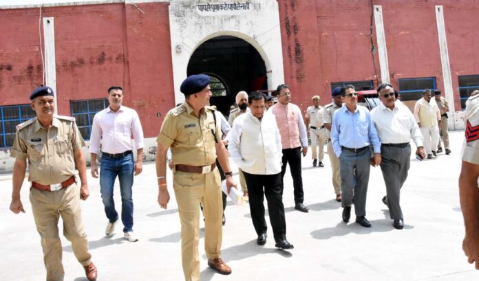 न्यायमूर्ति ललित बत्रा कारागार निरीक्षण करते हुए न्यायमूर्ति ललित बत्रा कारागार निरीक्षण करते हुए