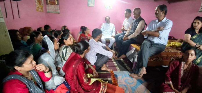 फगुनियाखेत के ग्रामीणों ने सड़क निर्माण के लिए वोटों का धमकी दी