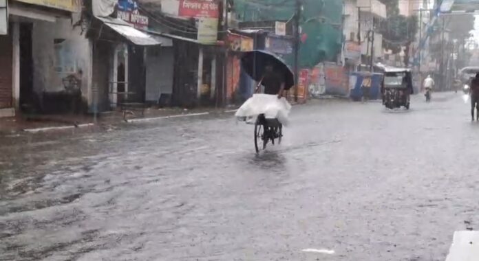 भारी बारिश से शहर जलमग्न हुआ