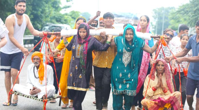 कांवड़ में माता-पिता को ले जाता परिवार कांवड़ में माता-पिता को ले जाता परिवार
