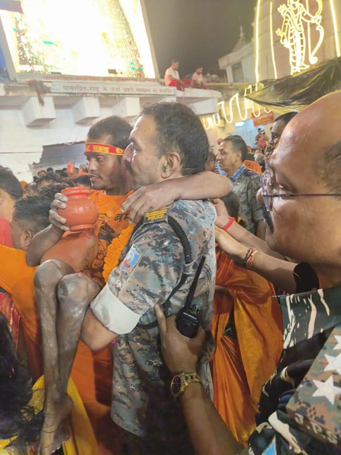 देवघर पुलिस ने दिव्यांग श्रद्धालु को सुगम जलार्पण देवघर पुलिस ने दिव्यांग श्रद्धालु को सुगम जलार्पण