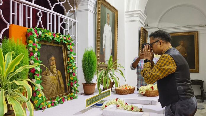 अचार्य प्रफुल्ला चंद्र रॉय को श्रद्धांजलि देते सोमेंद्र नाथ दास