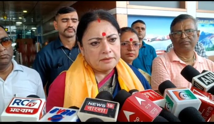 बागडोगरा हवाई अड्डे पर मंत्री अग्निमित्रा पॉल का वीडियो