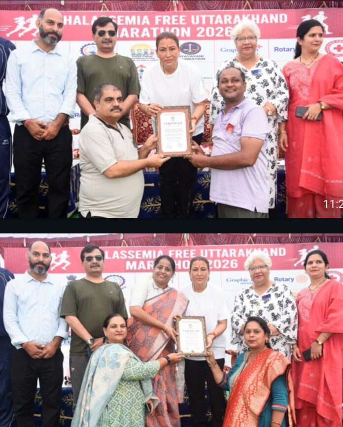 विजेताओं को सम्मानित करती हुई खेल मंत्री विजेताओं को सम्मानित करती हुई खेल मंत्री