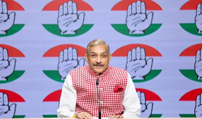 कांग्रेस सांसद प्रमोद तिवारी ने कांग्रेस मुख्यालय में पत्रकार वार्ता को संबोधित करते हुए।