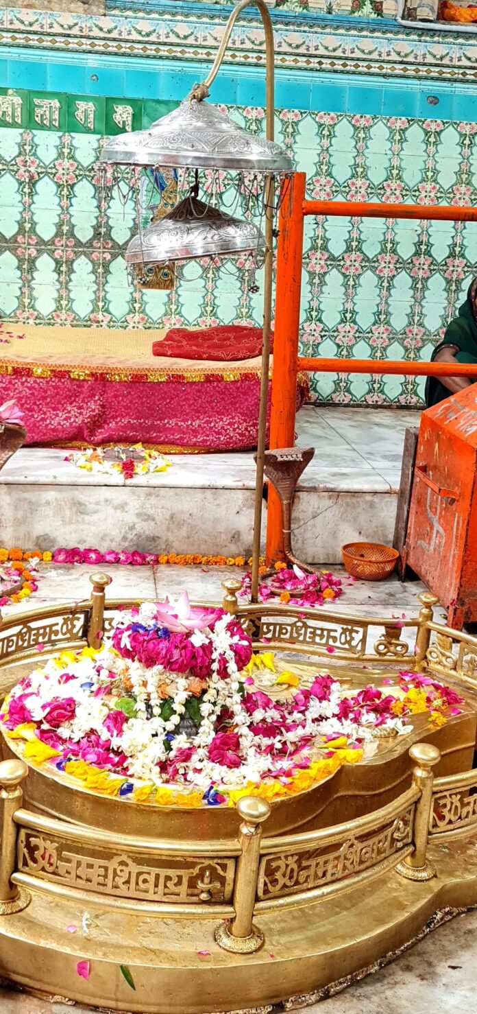 पुलिस अधीक्षक ब्रीफिंग करते हुए