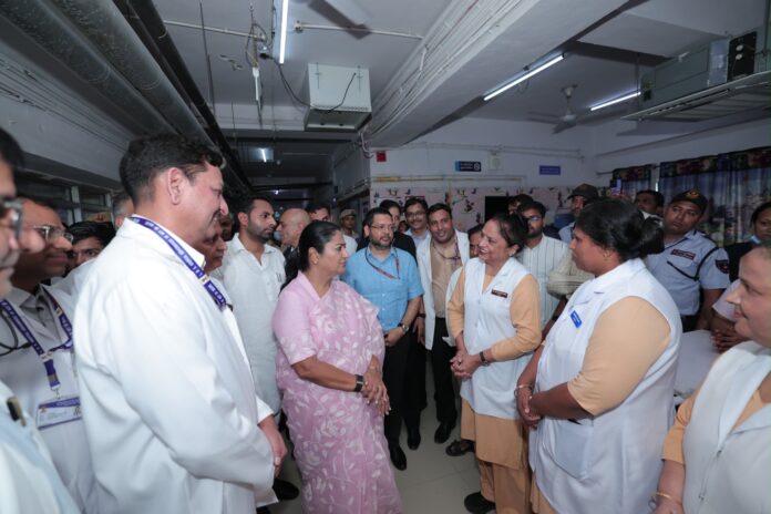 दिल्ली की मुख्यमंत्री अस्पताल का दौरा करती हुईं दिल्ली की मुख्यमंत्री अस्पताल का दौरा करती हुईं