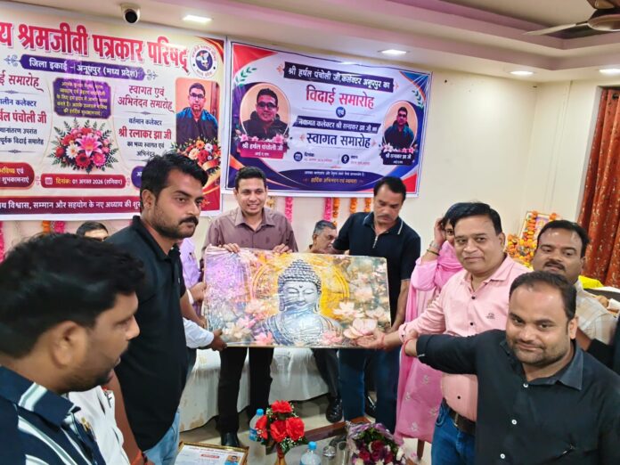 स्मृति-चिन्ह भेंट करते हुए दिल की गहराइयों में प्यार बसता है