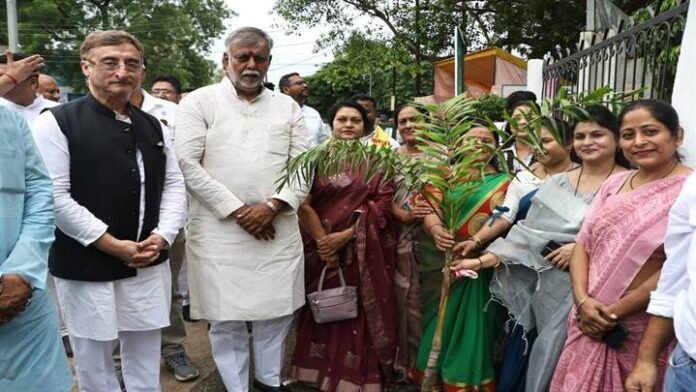 मंत्री पटेल पौधारोपण कार्यक्रम में मंत्री पटेल पौधारोपण कार्यक्रम में
