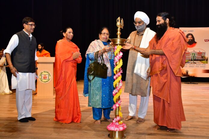 स्वामी रामदेव समारोह का शुभारंभ करते हुए स्वामी रामदेव समारोह का शुभारंभ करते हुए