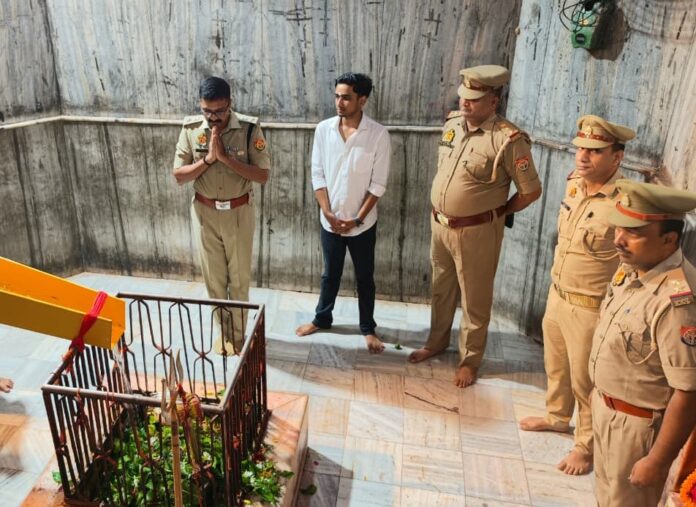 पुलिस अधीक्षक हिंदू देवताओं की पूजा करते हैं पुलिस अधीक्षक हिंदू देवताओं की पूजा करते हैं