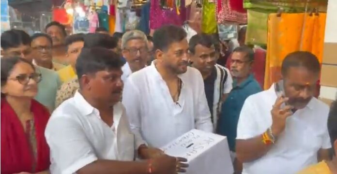 असम बाढ़ पीड़ितों के लिए राहत कोष जुटाते मंत्री शंकर घोष असम बाढ़ पीड़ितों के लिए राहत कोष जुटाते मंत्री शंकर घोष