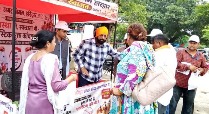 कम्पोस्टेबल ग्रीन बैग वितरित करते हुए कम्पोस्टेबल ग्रीन बैग वितरित करते हुए