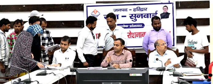 जन सुनवाई के दौरान डीएम व सीडीओ की बैठक में जन सुनवाई के दौरान डीएम व सीडीओ की बैठक में