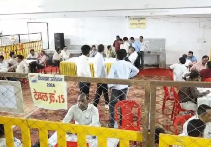 दतिया मतगणना स्थल की तस्वीरें हिंदी में