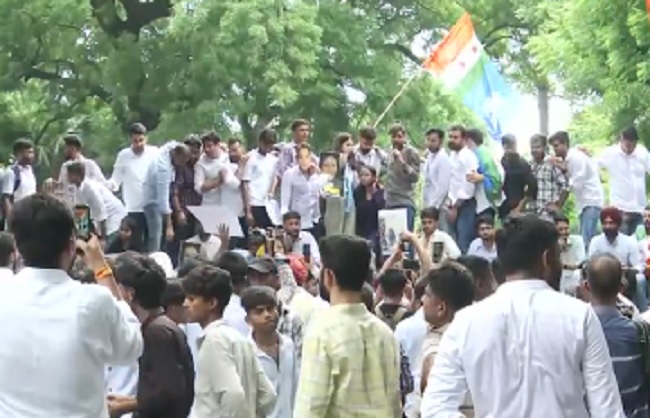 एनएसयूआई कार्यकर्ता प्रदर्शन करते हुए एनएसयूआई कार्यकर्ता प्रदर्शन करते हुए