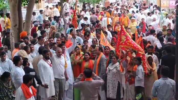 बृज मंडल जलाभिषेक शोभा यात्रा में जलाभिषेक