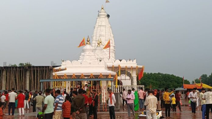 गोबरही शिव शक्ति धाम में बारिश के बीच शिव भक्त गोबरही शिव शक्ति धाम में बारिश के बीच शिव भक्त