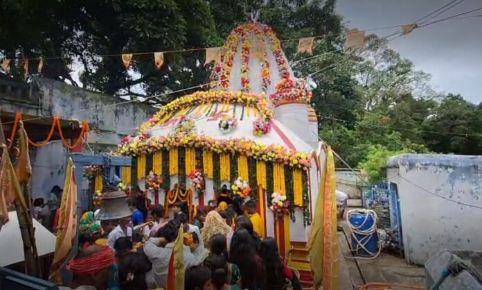 शिव मंदिर की सजावटी झरना शिव मंदिर की सजावटी झरना