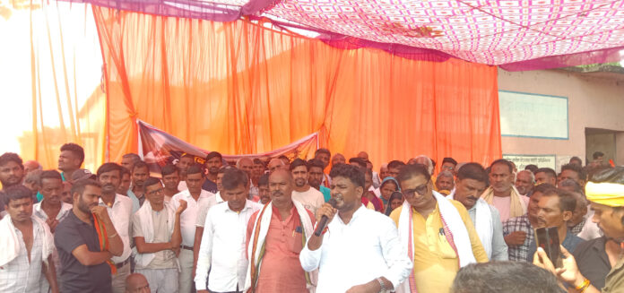 सांसद धरना प्रदर्शन ग्रामीण लोग सांसद धरना प्रदर्शन ग्रामीण लोग