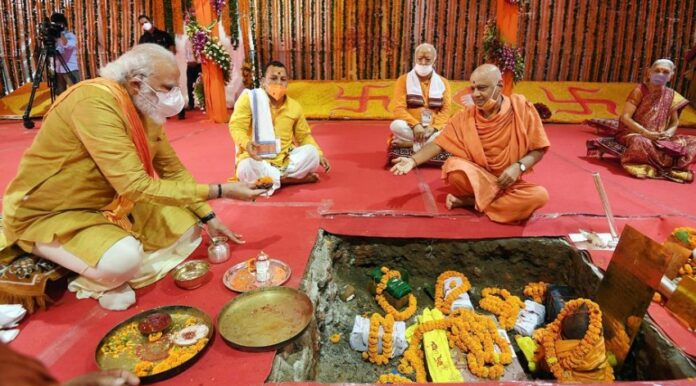 प्रधानमंत्री नरेन्द्र मोदी भूमि पूजन करते हुए