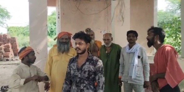 संत व ग्रामीण का विवाद हुआ संत व ग्रामीण का विवाद हुआ