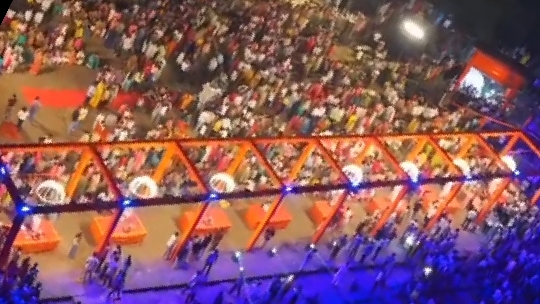 गंगा आरती करते हुए आयोजक गंगा आरती करते हुए आयोजक