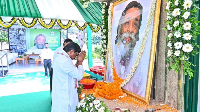 मुख्यमंत्री श्रद्धांजलि देते हुए केंद्रीय मंत्री मुख्यमंत्री श्रद्धांजलि देते हुए केंद्रीय मंत्री