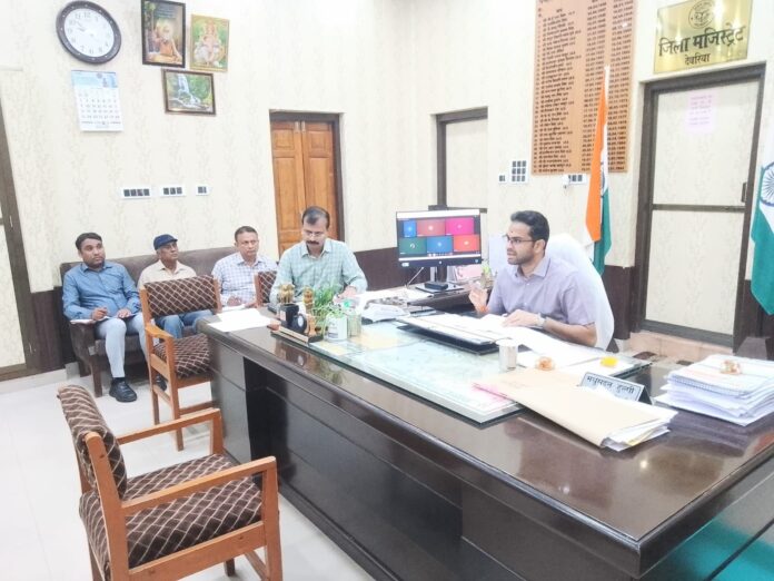 जिलाधिकारी बैठक लेते हालात का जायजा जिलाधिकारी बैठक लेते हालात का जायजा