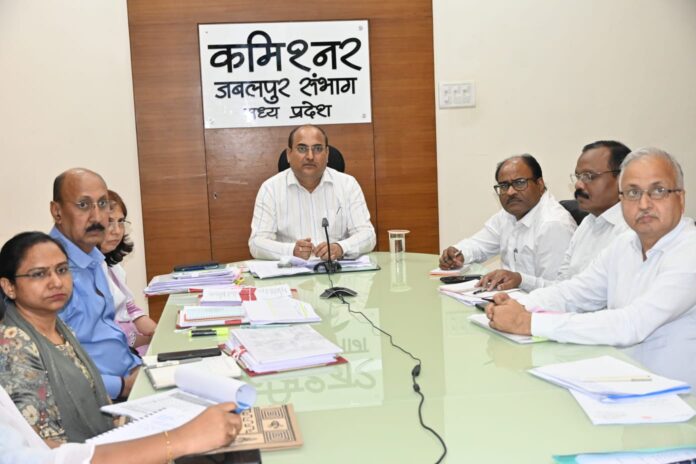 संभागायुक्त द्वारा मुख्यमंत्री जन विश्वास अभियान का क्रियान्वयन