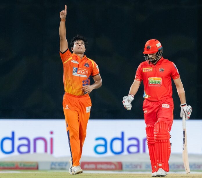 मयंक गुसाईं जश्न मनाते हुए