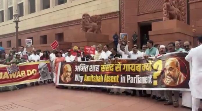 विपक्षी सांसदों का विरोध प्रदर्शन