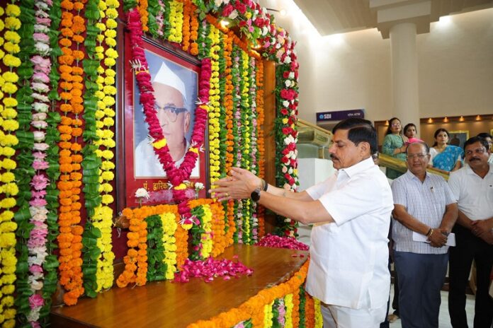 मुख्यमंत्री द्वारिका प्रसाद मिश्र की जयंती पर पुष्पांजलि