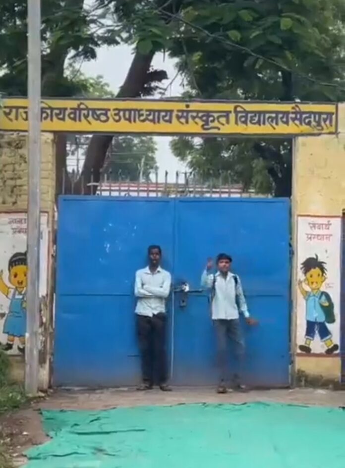शिक्षक नियुक्ति की मांग को लेकर छात्र प्रदर्शन
