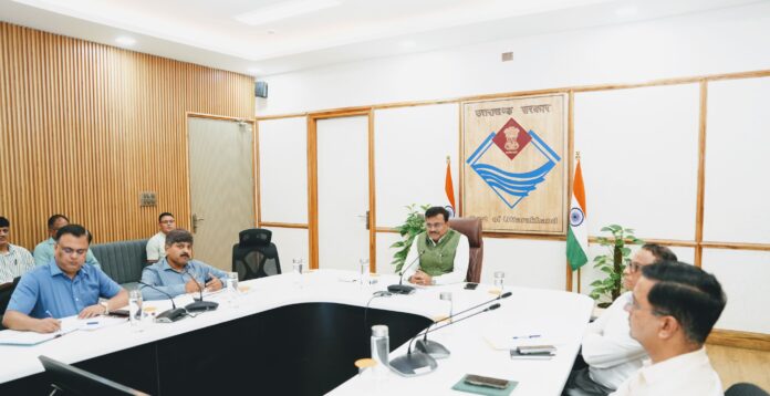 मुख्य सचिव निर्देश देते हैं