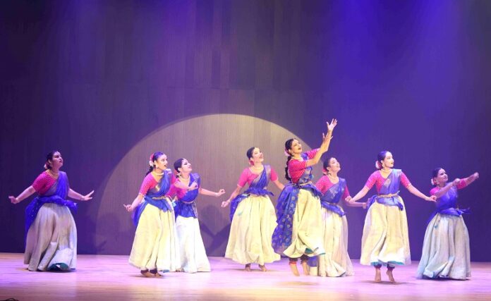 ब्रिक्स देशों के प्रतिनिधियों ने नृत्य प्रस्तुति दिखाई ब्रिक्स देशों के प्रतिनिधियों ने नृत्य प्रस्तुति दिखाई