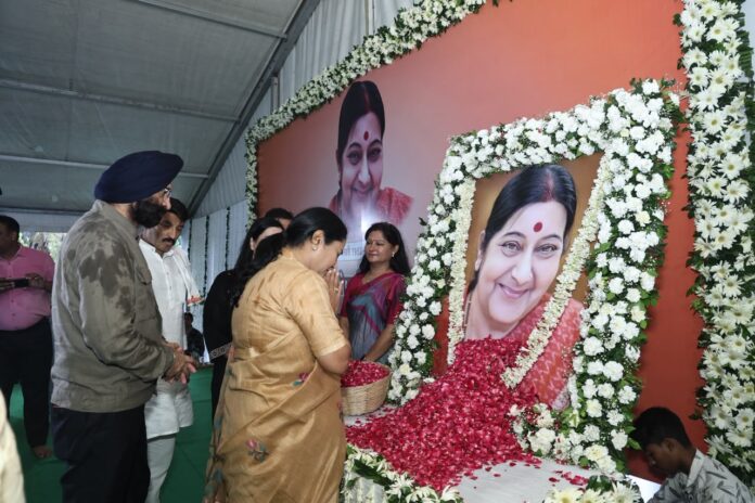 दिल्ली भाजपा प्रदेश अध्यक्ष हर्ष मल्होत्रा श्रद्धांजलि देते हुए