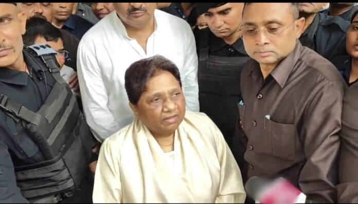 मायावती पत्रकारों से बात करती हुई