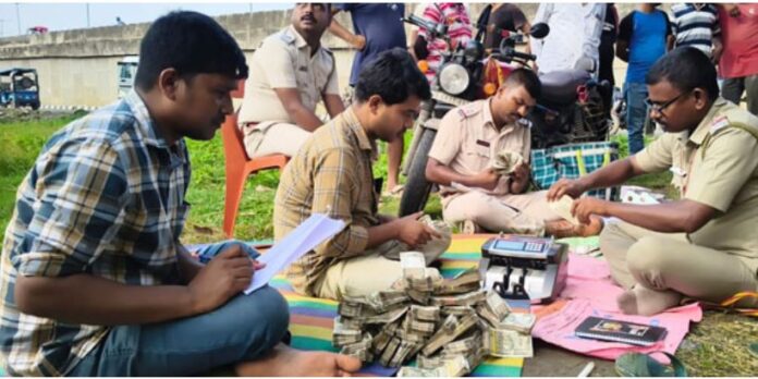 पुलिस नकदी जब्त करती है