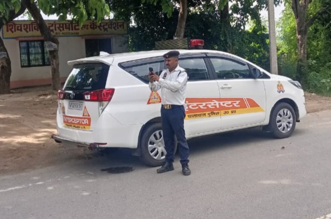 वाहन चेकिंग की तस्वीर वाहन चेकिंग की तस्वीर