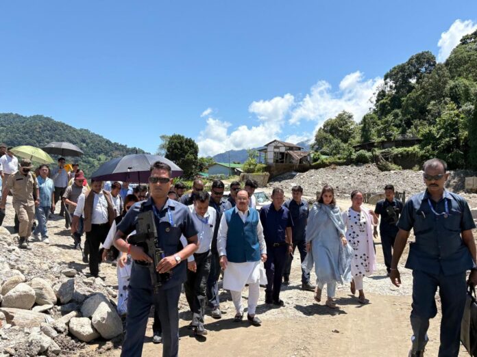 केंद्रीय स्वास्थ्य मंत्री जिला दौरा करते हुए