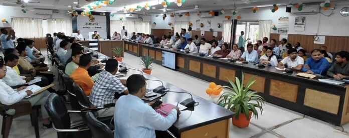 डीएम ने हर घर तिरंगा अभियान की तैयारियों की समीक्षा