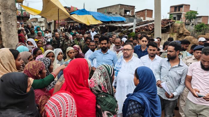 लोगों के साथ समय बिताना और उनकी कहानियां जानना लोगों के साथ समय बिताना और उनकी कहानियां जानना